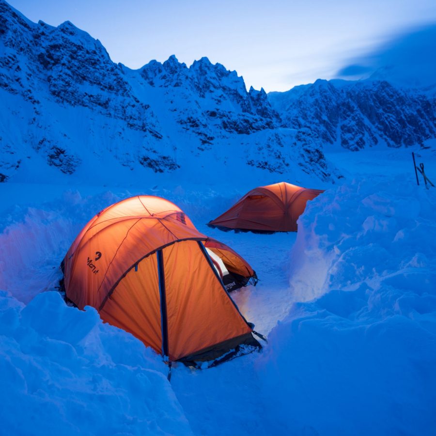 Cort Marmot iarna, în tabăra de bază
