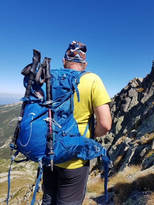 Bețele de trekking transportate pe rucsac