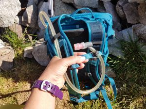 Sistem de hidratare (2) Capătul furtunului este prins cu magnet pe chinga de la piept