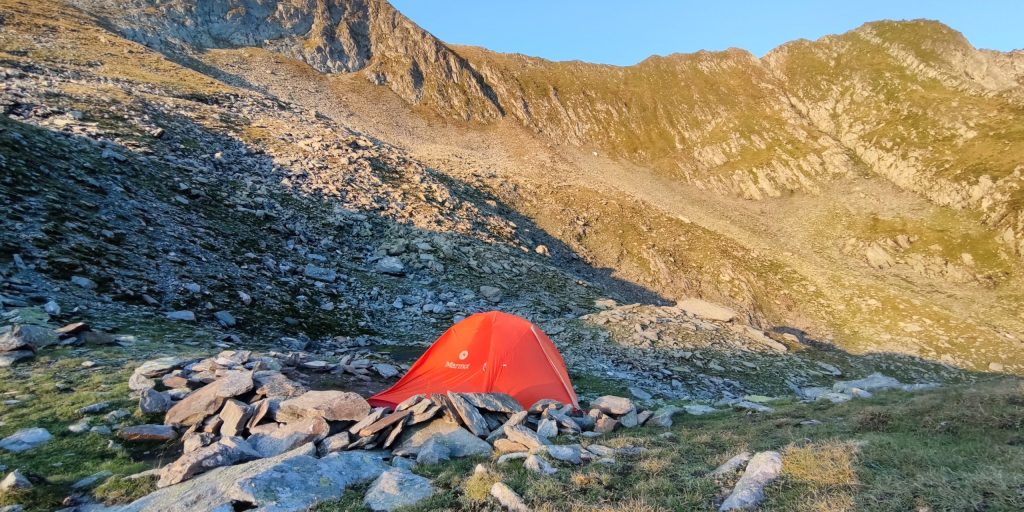 Cortul Marmot Vapor 2P în tură pe creasta Făgărașului