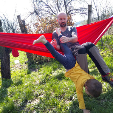 Milo Brenta la țară în hamac