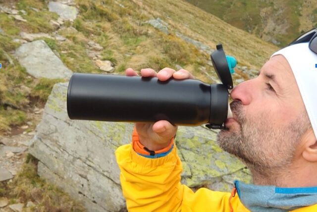 Termosul Thermos Ultralight păstrează ceaiul prea fierbinte