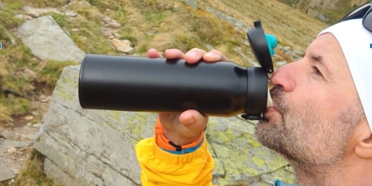 Thermos Ultralight Termosul Thermos Ultralight păstrează ceaiul prea fierbinte