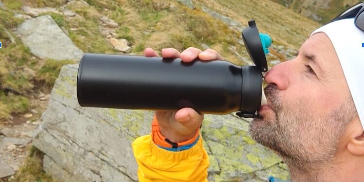 Termosul Thermos Ultralight păstrează ceaiul prea fierbinte